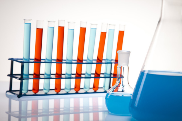 Laborkolben mit Flüssigkeiten in verschiedenen Farben - Foto, Bild