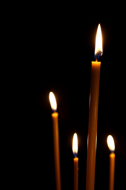 brûlant dans le noir pour quatre bougies de cire
 - Photo, image