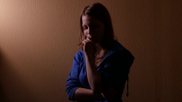 Trauriges Teenie-Mädchen. 4k uhd - Filmmaterial, Video