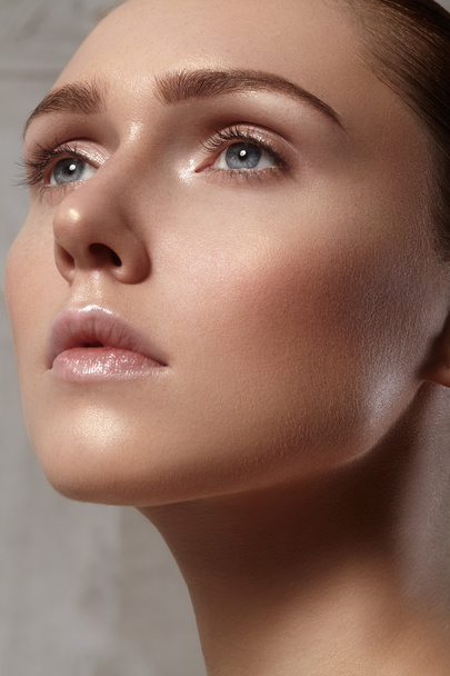 Beautiful young woman with perfect clean shiny skin, natural fashion makeup. Close-up woman, fresh spa look - 写真・画像