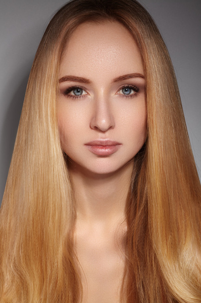 Beautiful young woman with clean skin, beautiful straight shiny hair, fashion makeup. Glamour make-up, perfect shape eyebrows. Portrait sexy blondy. Beautiful smooth hairstyle. Shiny nail polish - Zdjęcie, obraz