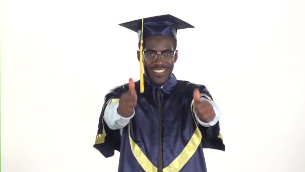 Αποφοίτηση με γυαλιά που δείχνουν αντίχειρες. Λευκό. Αργή κίνηση. Κοντινό - Πλάνα, βίντεο