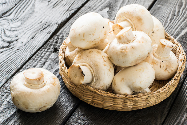 cogumelos frescos em uma cesta  - Foto, Imagem