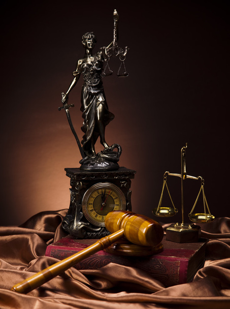 Martillo y dios de la ley
 - Foto, imagen