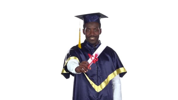 Studentin mit Abschlussanzug und Diplom. Zeitlupe. weiß - Filmmaterial, Video