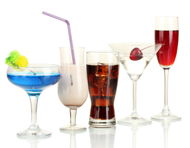 una variedad de bebidas alcohólicas aisladas en blanco
 - Foto, imagen