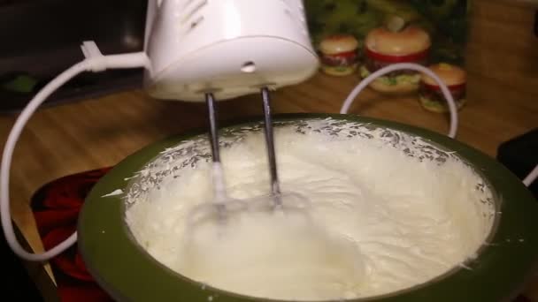 Κτυπώντας τα αυγά με ένα μεταλλικό σύρμα σε ένα φούρνος ζαχαροπλαστικής - Πλάνα, βίντεο