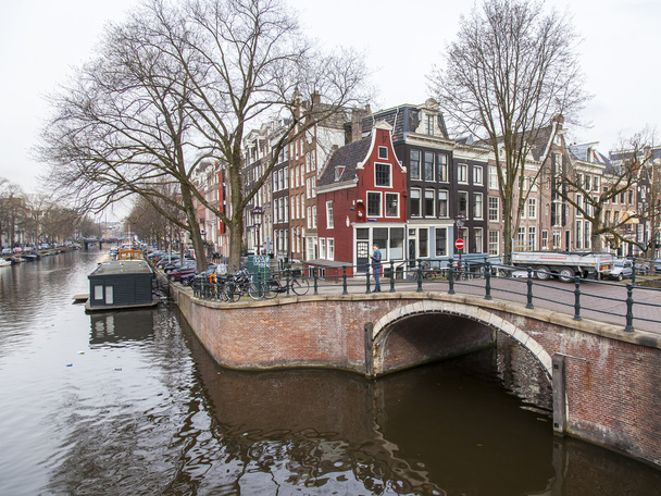 Amszterdam, Hollandia-a március 31, 2016-ban. Tipikus városi kilátás. Régi híd, keresztül a csatorna a csatorna és a töltések a Xvii-Xviii-építési épületek. - Fotó, kép