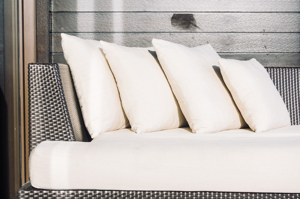 Beaux oreillers sur canapé
 - Photo, image