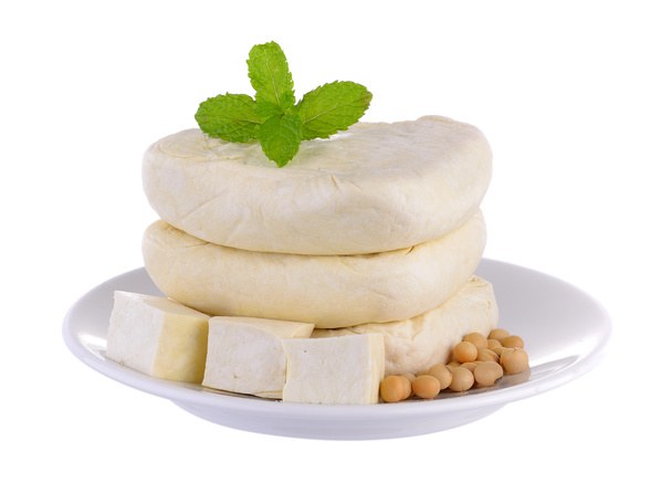  Tofu in weißem Teller isoliert auf weißem Hintergrund - Foto, Bild
