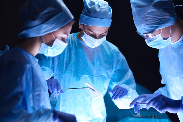 Team surgeon at work in operating room - 写真・画像