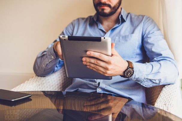 Casual adam Cafe sörf Internet içinde oturan Tablet bilgisayar kullanarak - Fotoğraf, Görsel