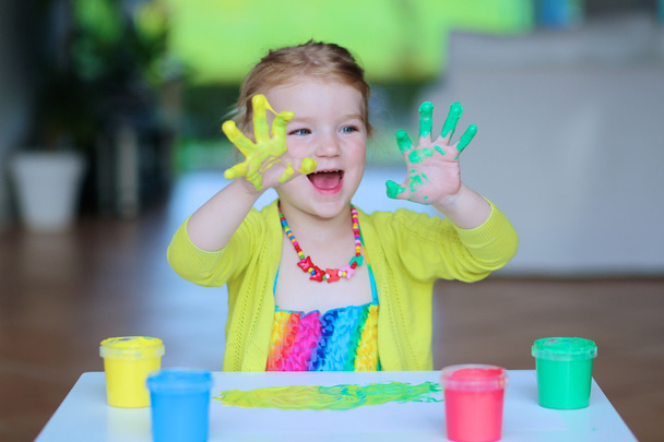 Malá holčička maluje prsty - Fotografie, Obrázek