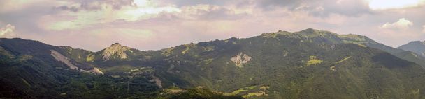 Панорамним видом на тосканському Еміліана Апеннінах - Фото, зображення