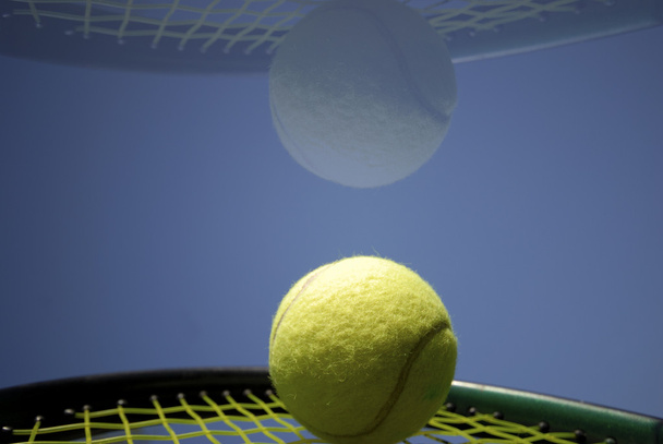 pelota de tenis en raqueta
 - Foto, Imagen