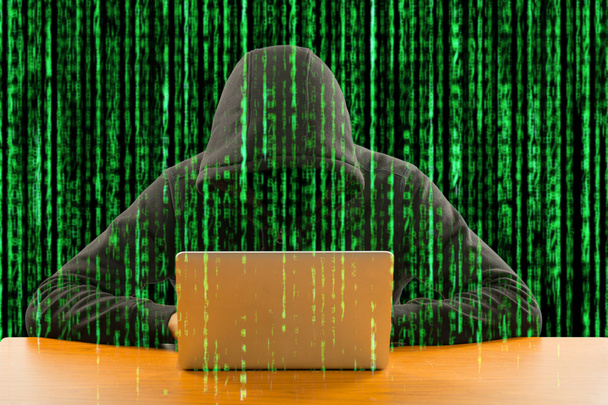 Gli hacker programmatore sguardo e dati di ricerca per le informazioni di hacking e account utente
.  - Foto, immagini
