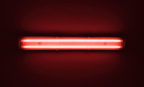 Detalhe tiro de um tubo de luz fluorescente em uma parede
. - Foto, Imagem