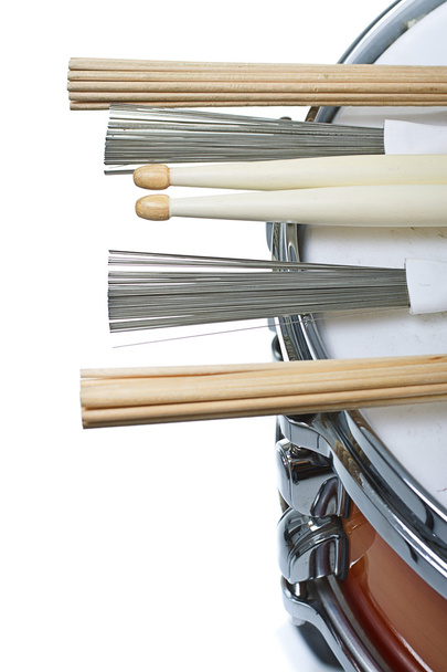 Барабанные палочки, лежащие на барабане
 - Фото, изображение