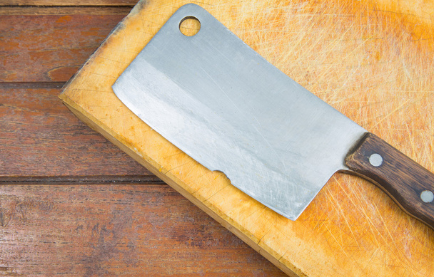 cutting board and old meat cleaver on wooden background - Foto, immagini