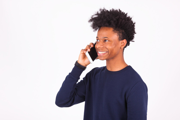Νέοι αφρικανική αμερικανική άνθρωπος κάνοντας μια τηλεφωνική κλήση στο smartphone σε - Φωτογραφία, εικόνα