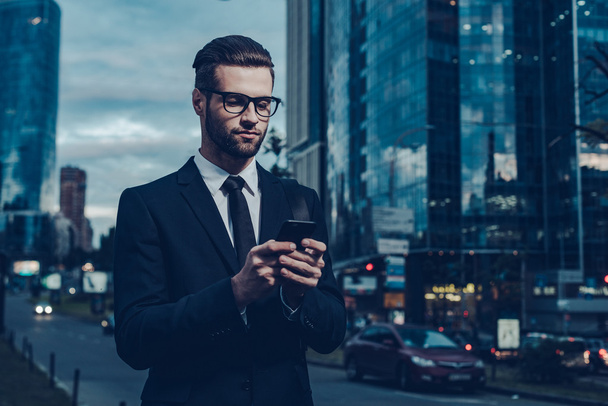businessman in formalwear holding smart phone - Zdjęcie, obraz