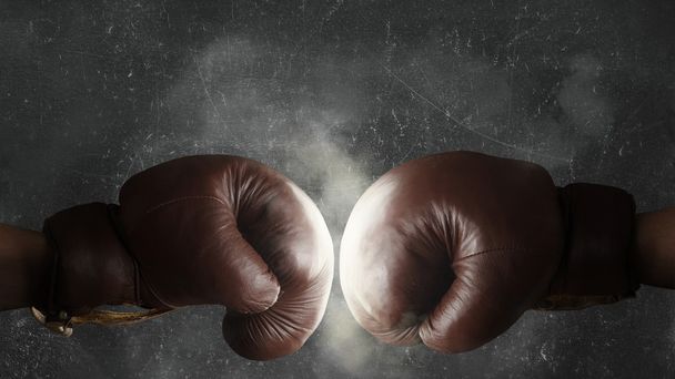Dos viejos guantes de boxeo marrones pegados juntos
 - Foto, Imagen