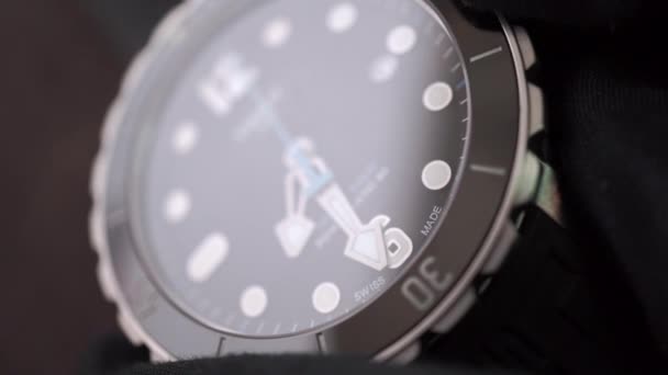 Hora e data de ajuste de um relógio de pulso fabricado na Suíça
 - Filmagem, Vídeo