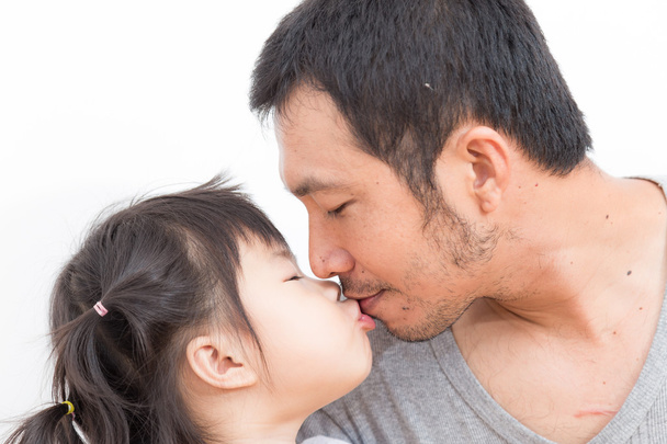 Ασιατικό κορίτσι φιλί και αγκαλιάζει τον πατέρα της σε λευκό φόντο - Φωτογραφία, εικόνα