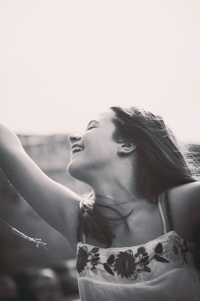 gelukkig lachend tiener meisje - Foto, afbeelding
