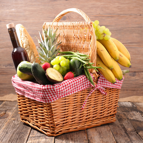 basket with assorted food - Foto, afbeelding