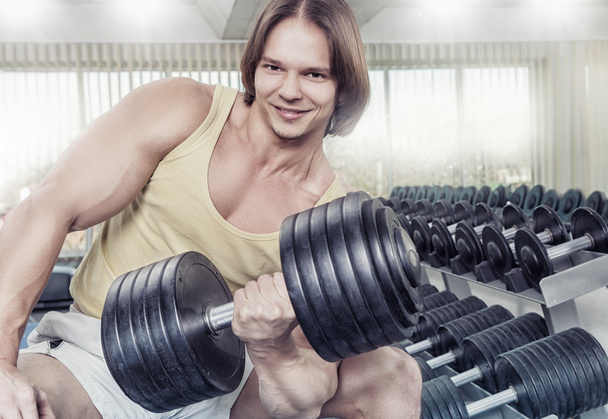 Hombre fuerte en el gimnasio
 - Foto, imagen