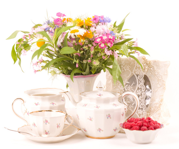 Vintage zarif teacups, ahududu ve çiçekler - Fotoğraf, Görsel