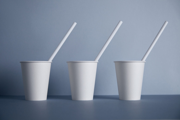 Three take away white paper cups - Foto, afbeelding