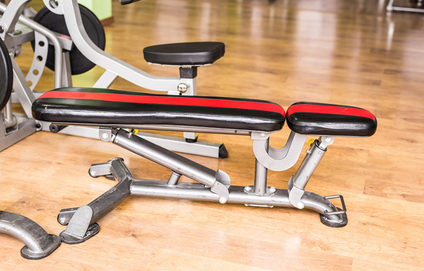 ποικίλο εξοπλισμό και μηχανήματα στο γυμναστήριο δωμάτιο - Φωτογραφία, εικόνα