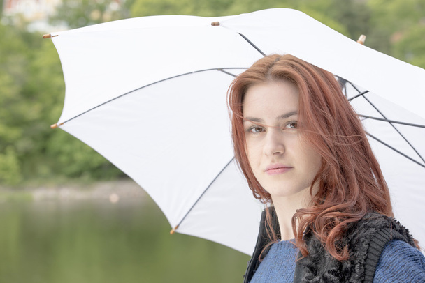 junge Frau mit weißem Regenschirm - Foto, Bild