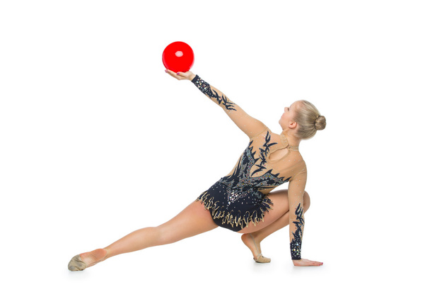 Hermosa chica gimnasta con bola roja
 - Foto, imagen