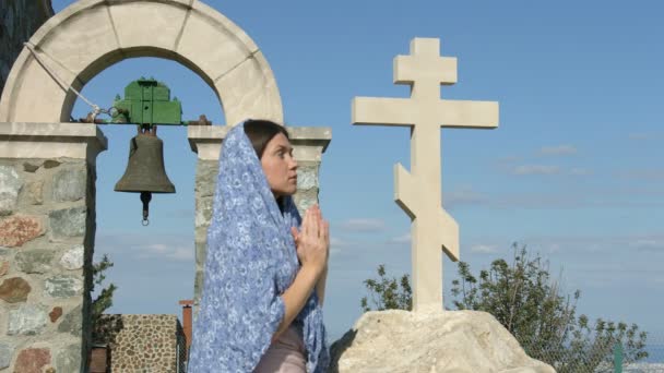 Νεαρή γυναίκα προσεύχεται με ενωμένα τα χέρια, επαιτείας Θεό για την ευλογία και συγχώρεση - Πλάνα, βίντεο