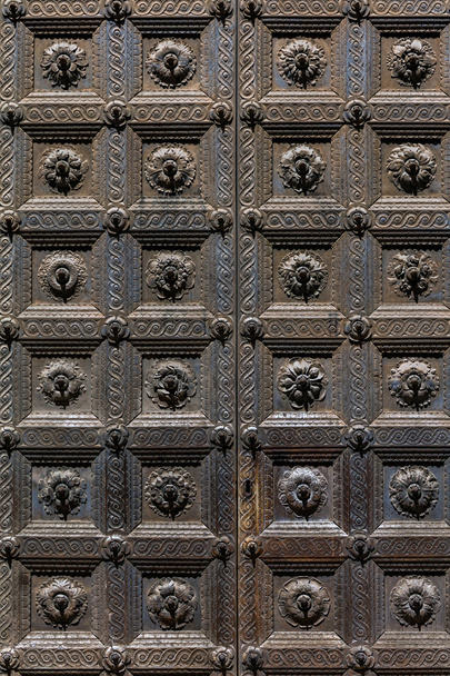 Medieval door of the Parma's Baptistery - Фото, изображение