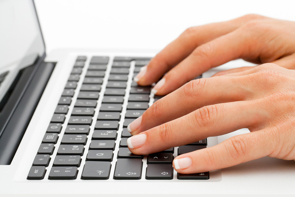 Extrême gros plan des mains sur le clavier
. - Photo, image