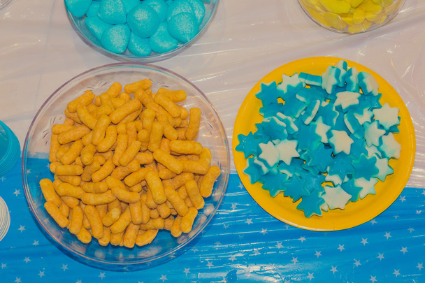 Pohled shora mísy s barevné sladké chutné gumový bonbony a bamba občerstvením na děti narozeninové party - Fotografie, Obrázek