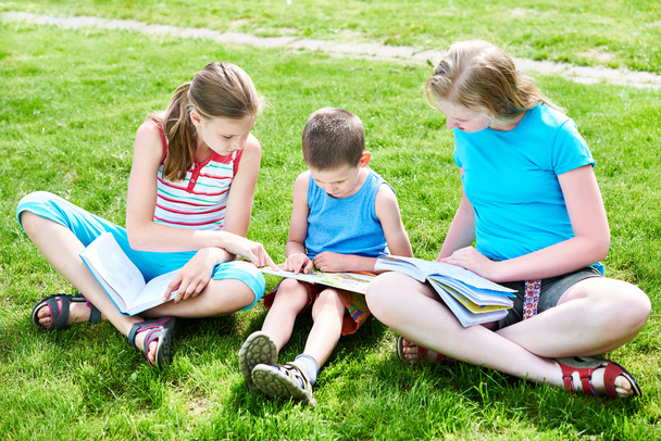 Friends children reading book - Foto, Bild
