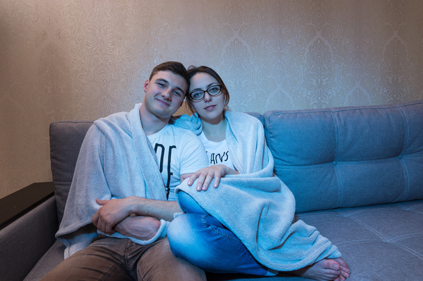 Giovane coppia coccole fino a guardare la televisione
 - Foto, immagini