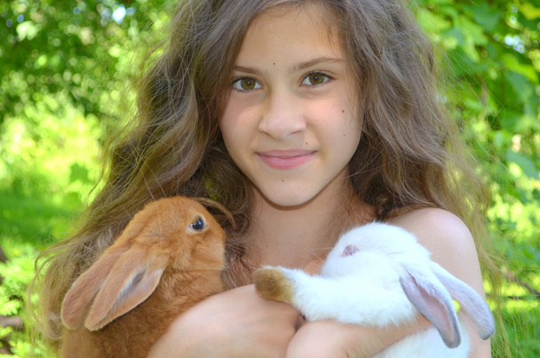 Mädchen mit Neuseeland und Kalifornien-Kaninchen - Foto, Bild