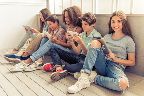 Les adolescents avec des gadgets
  - Photo, image
