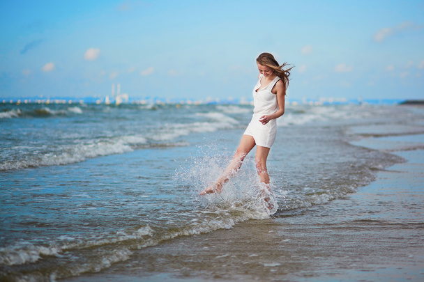 Beautiful young woman enjoying her vacation by ocean or sea - Foto, afbeelding