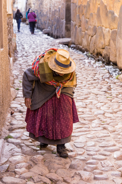 Niet-identificeerbare oude vrouw lopen op straat - Foto, afbeelding