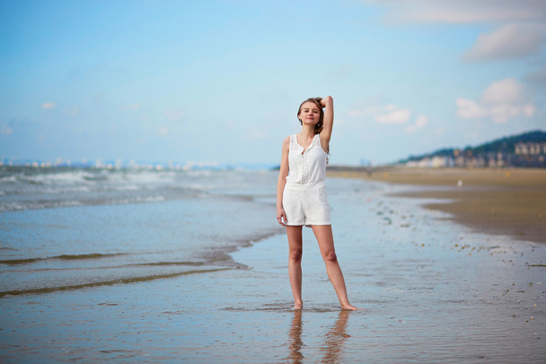 Beautiful young woman enjoying her vacation by ocean or sea - Foto, Imagem