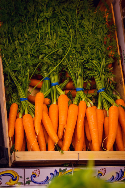 Fresh carrots in the market - Φωτογραφία, εικόνα