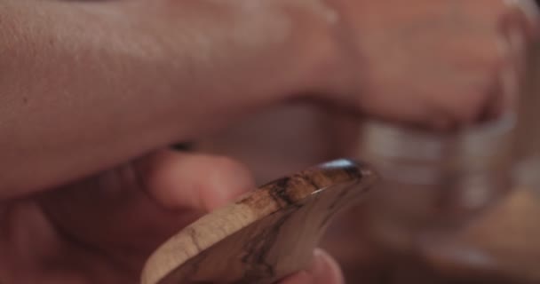 Καλλιτέχνη εξωφύλλου ξύλινα αρτοσκευάσματα με σαφές χρώμα - Πλάνα, βίντεο