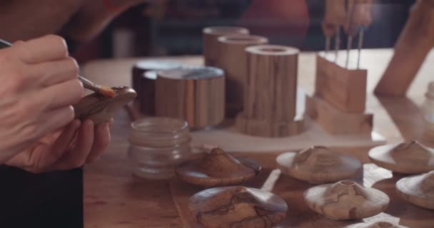 Artista cubierta de productos de madera con pintura transparente
 - Imágenes, Vídeo